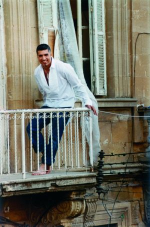 ÖZCAN DENIZ , Ses Ve Ayrılıkla Rai Müziğe göz kırptı.