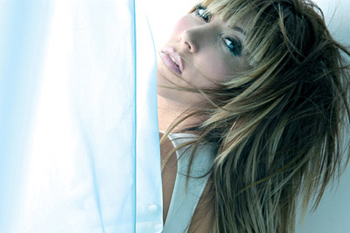 HANDE YENER , Üçte Üç Yaptı