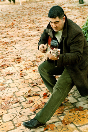 METİN ÖZÜLKÜ , Müzik sanat severlikten değil para severlikten yapılıyor