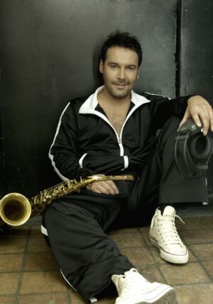 YAŞAR  -   Sevda Sinemalarda Diyor