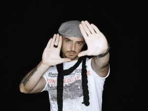 GÖKHAN ÖZEN  - Bize Aşk Lazım Diyor ve Ekliyor 