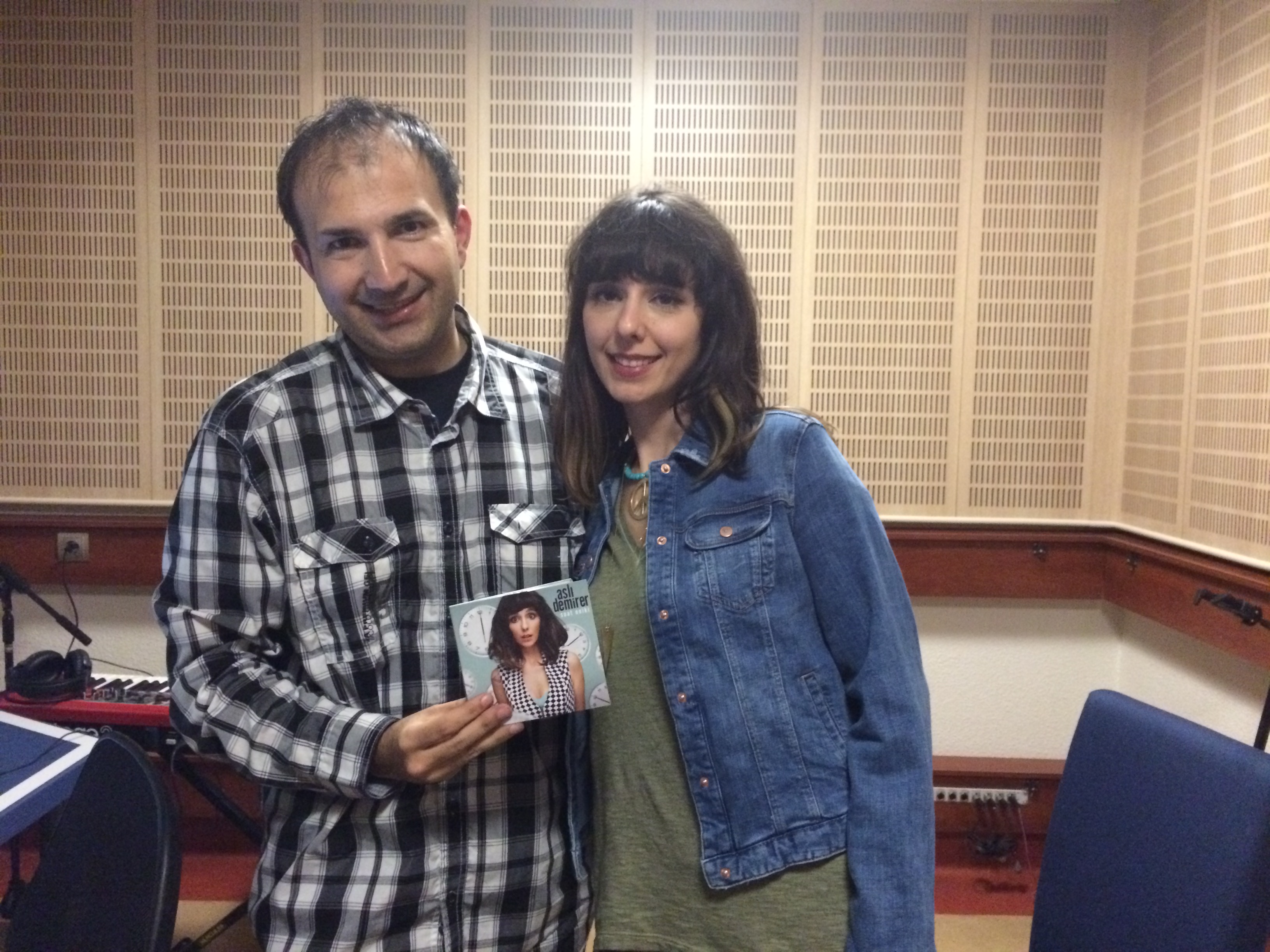 Aslı Demirer Dizilerde Şöhret Olan Şarkılarını Anlatıyot