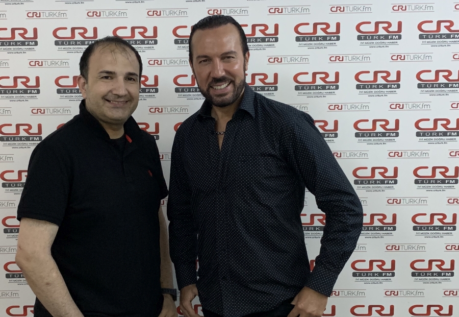 Radyolar İçinde 'Türk' Geçen Müziği Yayınlamıyor !