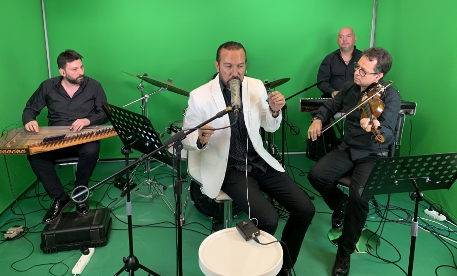 Radyolar İçinde 'Türk' Geçen Müziği Yayınlamıyor !