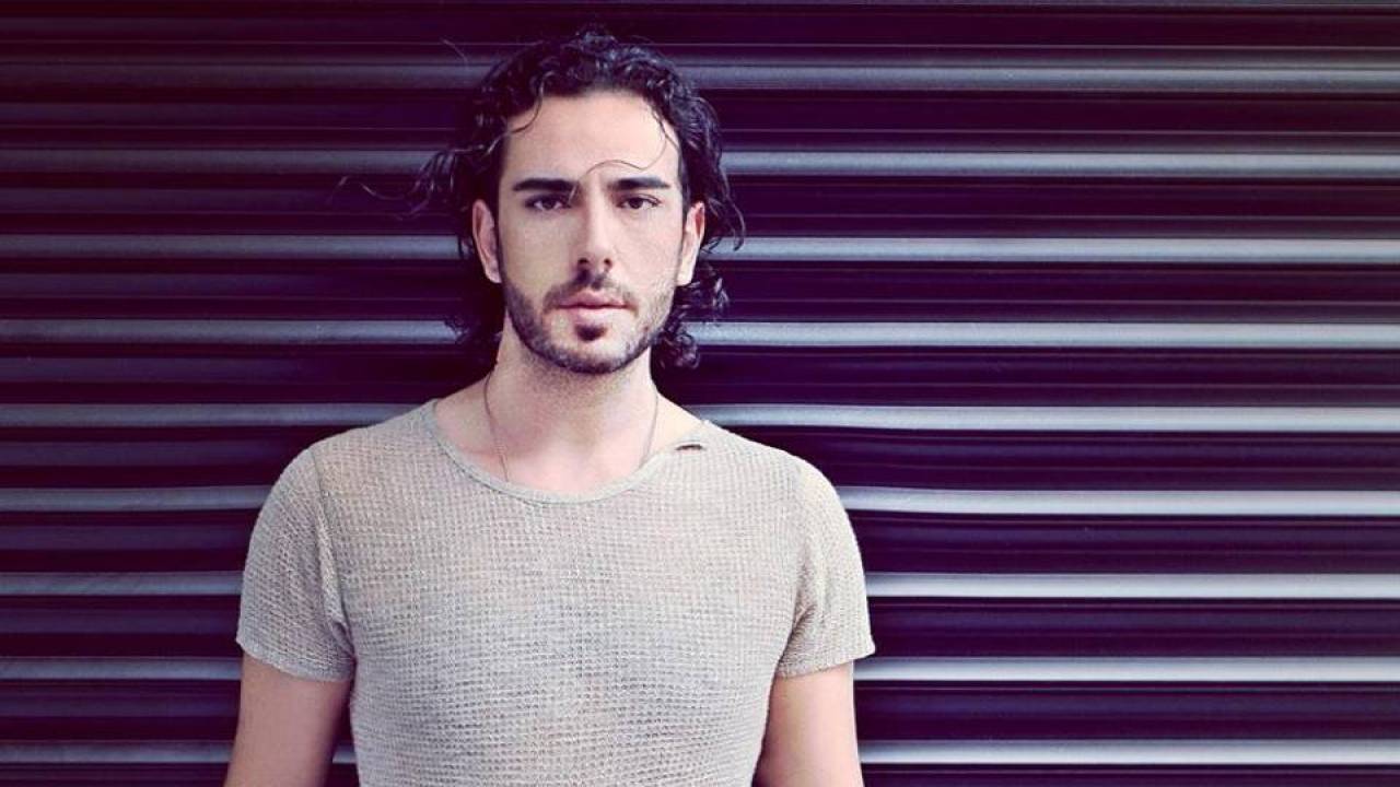 Yunanlılara 12 Yıl Türkçe Şarkı Söyleyen Solist: CEFİ