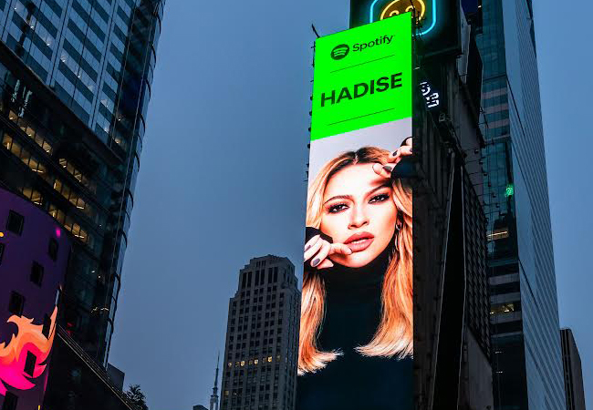 Hadise, New York Times Square'da