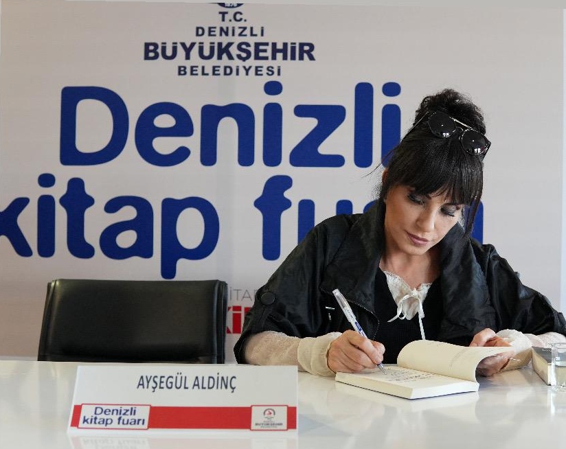Ayşegül Aldinç Denizli'de Kitabını İmzaladı