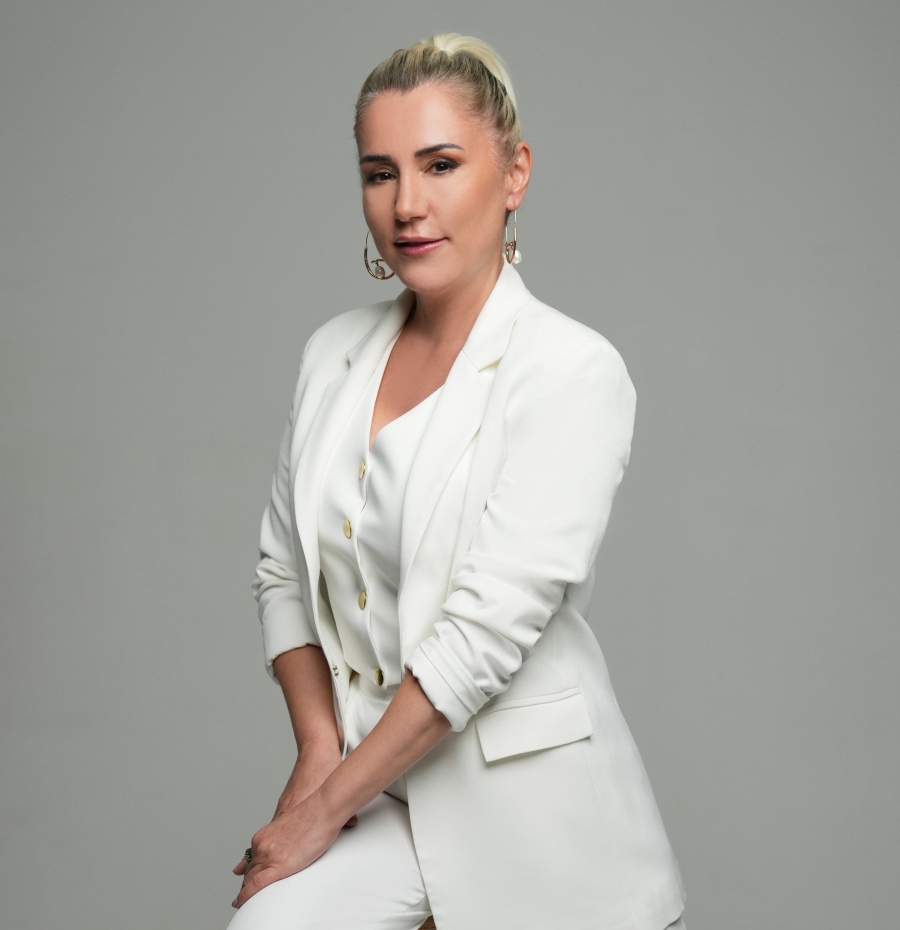Ayşe Çınar Hangi Ünlü Şarkı Yazarı ile Çalıştı?
