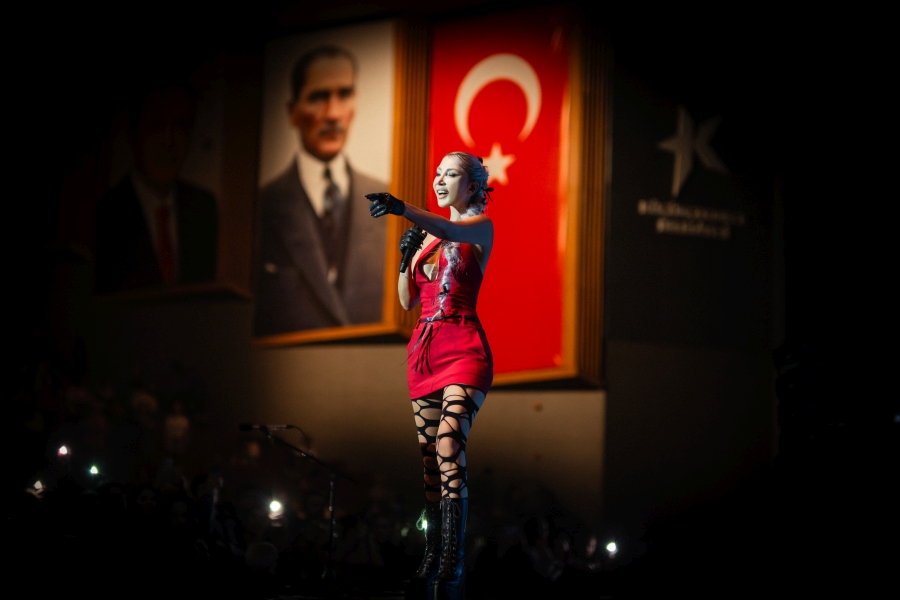 Hande Yener Cumhuriyet Bayramını Kırmızı Elbisesiyle Sahnede Kutladı