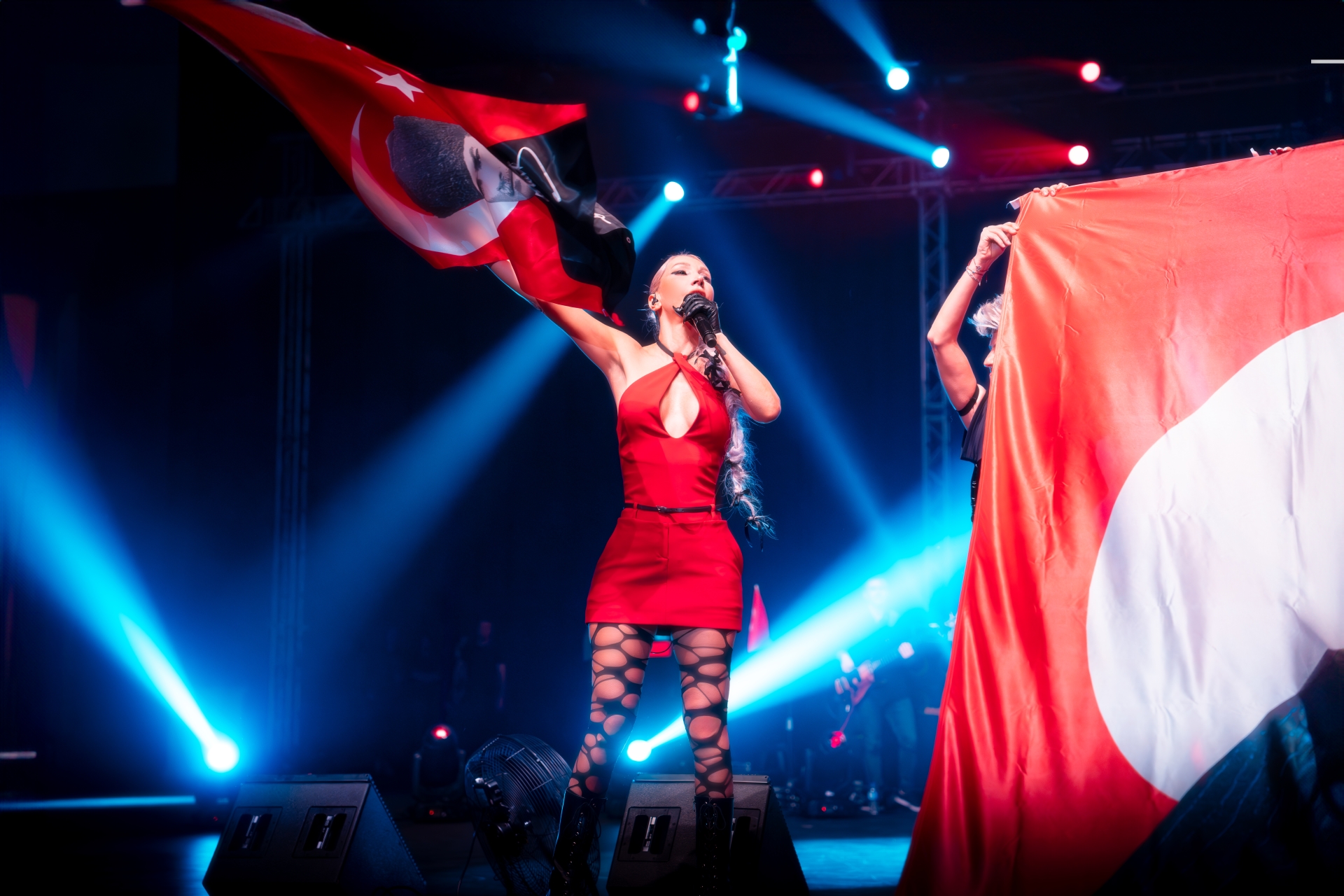 Hande Yener Cumhuriyet Bayramını Kırmızı Elbisesiyle Sahnede Kutladı