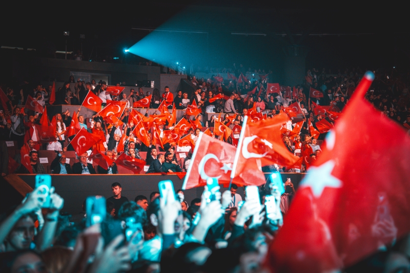 Hande Yener Cumhuriyet Bayramını Kırmızı Elbisesiyle Sahnede Kutladı