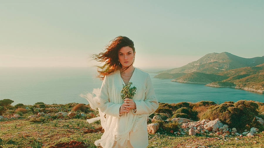 Ceren Deniz İlk şarkısı ile Müzikseverle Buluştu