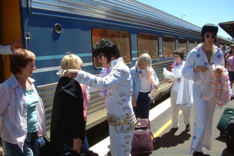 Çölün Ortasında Doğan Bir Efsane: Parkes Elvis Festivali