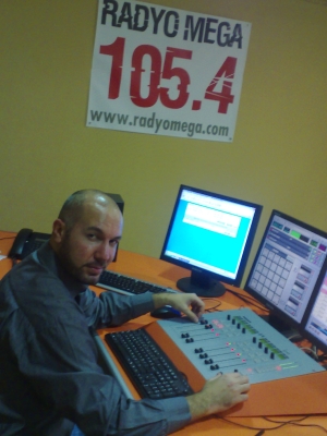 Çağdaş RADYO MEGA'da İlk Programını Sundu