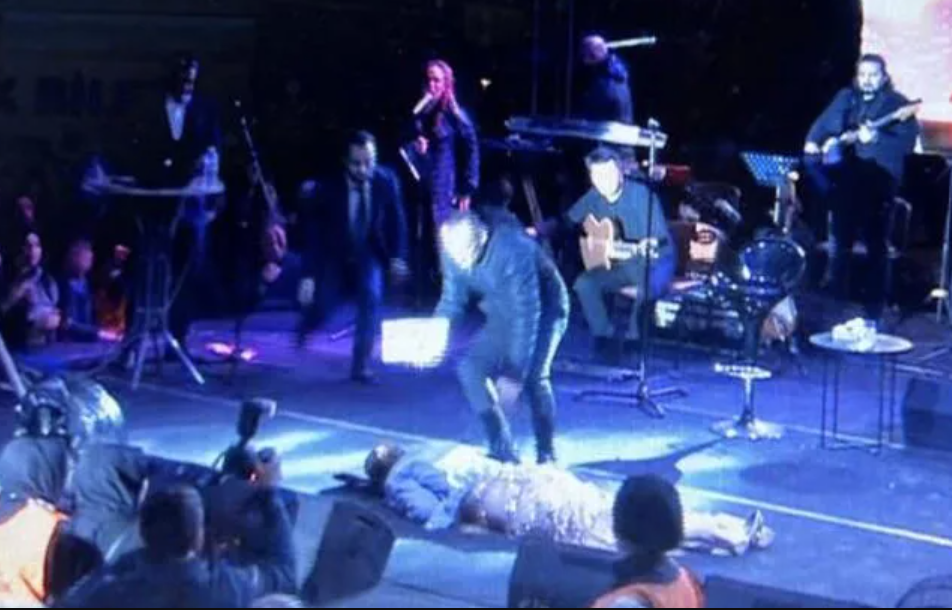 Gülben Ergen konser sırasında sahnede bayıldı!