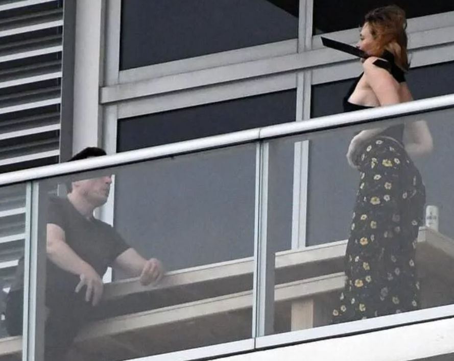 Elon Musk gizemli bir kadınla balkonda görüntülendi!