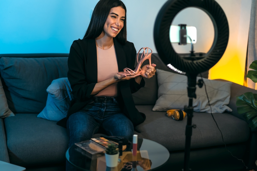 Filtreli Gerçeklik: Influencer Kültürünün Gölgeli Yüzü