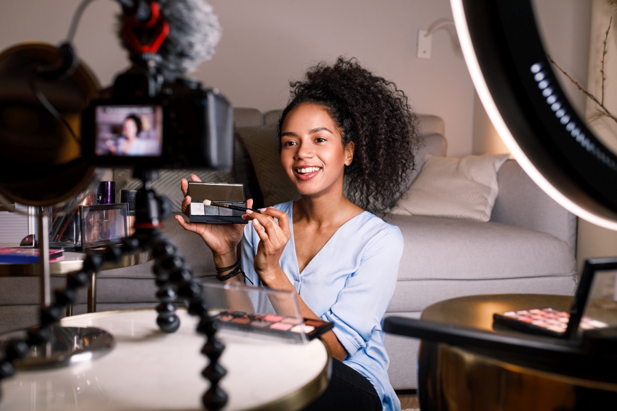 Filtreli Gerçeklik: Influencer Kültürünün Gölgeli Yüzü