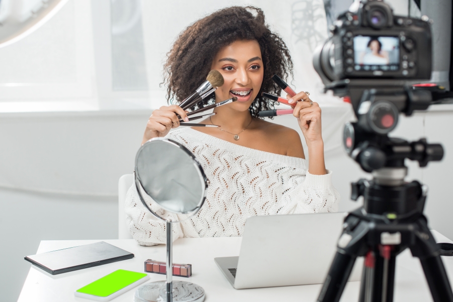 Filtreli Gerçeklik: Influencer Kültürünün Gölgeli Yüzü