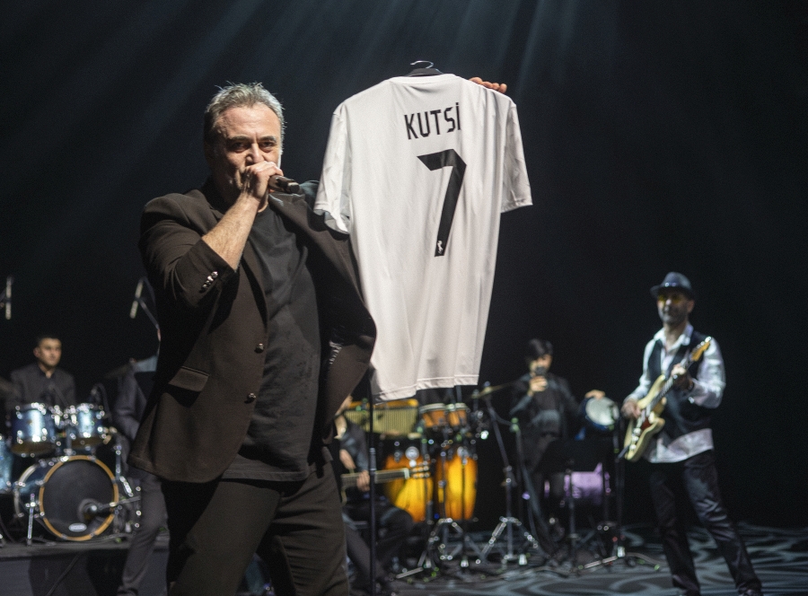 Kutsi Azerbaycan'da 3 Saat Sahnede Kaldı