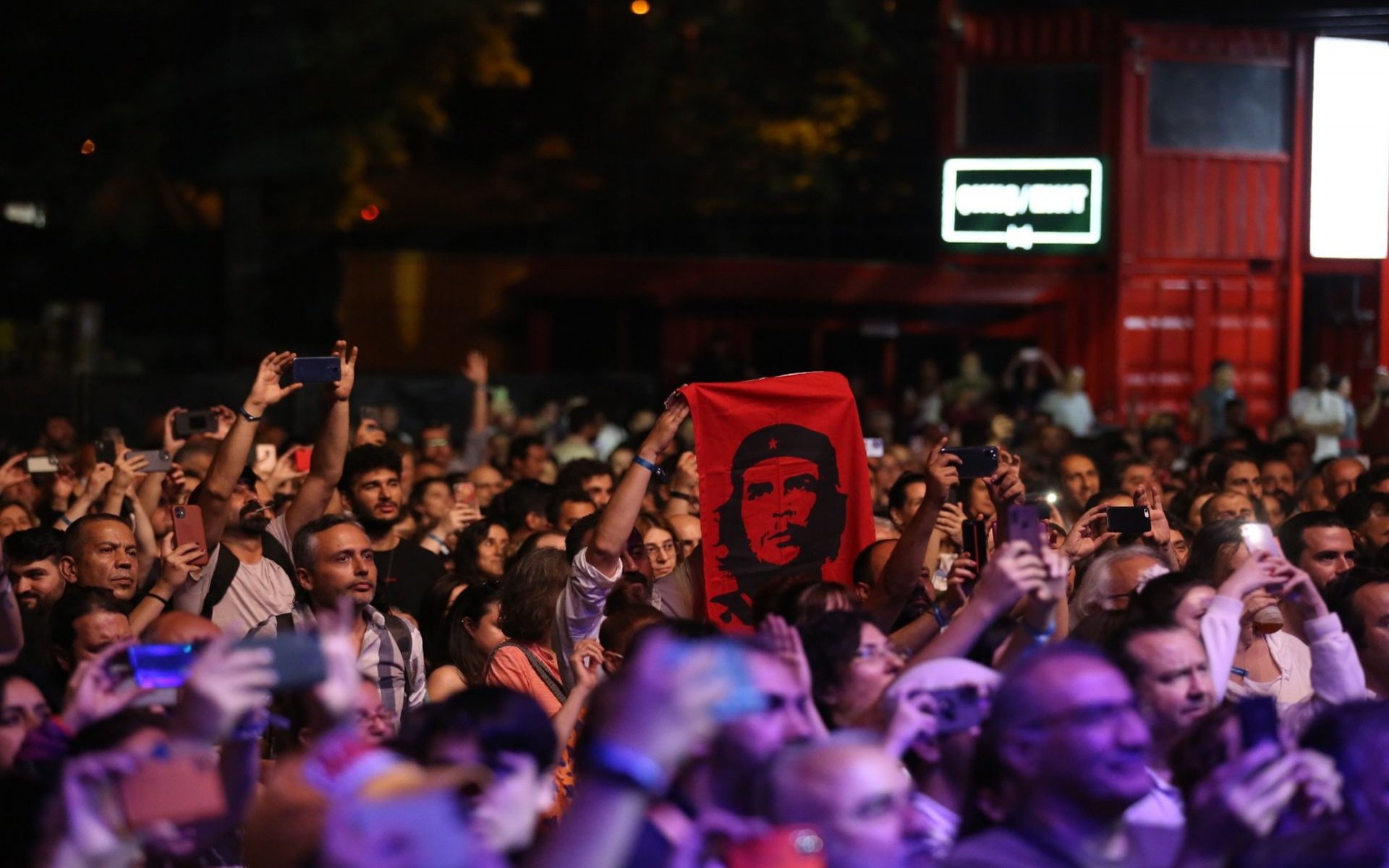Hangi Şilili Dünyaca Ünlü Grup Türkiye'de Konser Verdi?