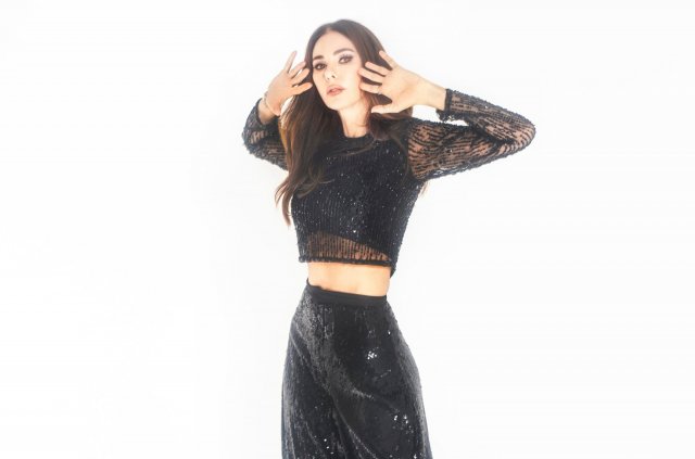 Defne Samyeli, sözlerini yazdığı ilk şarkısını yeniden söyledi