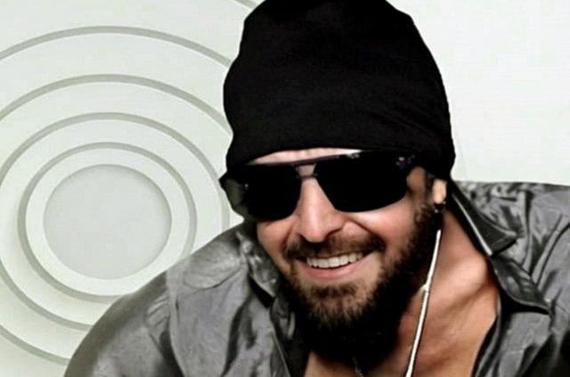 Barlas Eski Şarkılarını Yeniden Seslendirdi