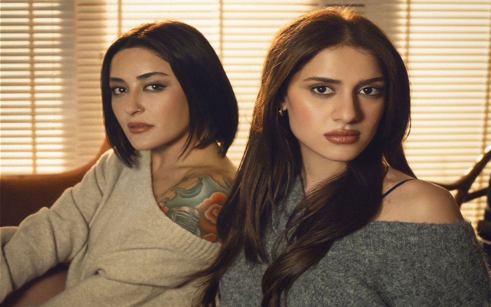 Melek Mosso ve Cemre'den 'Kendisi Çıktı Bu Yoldan'