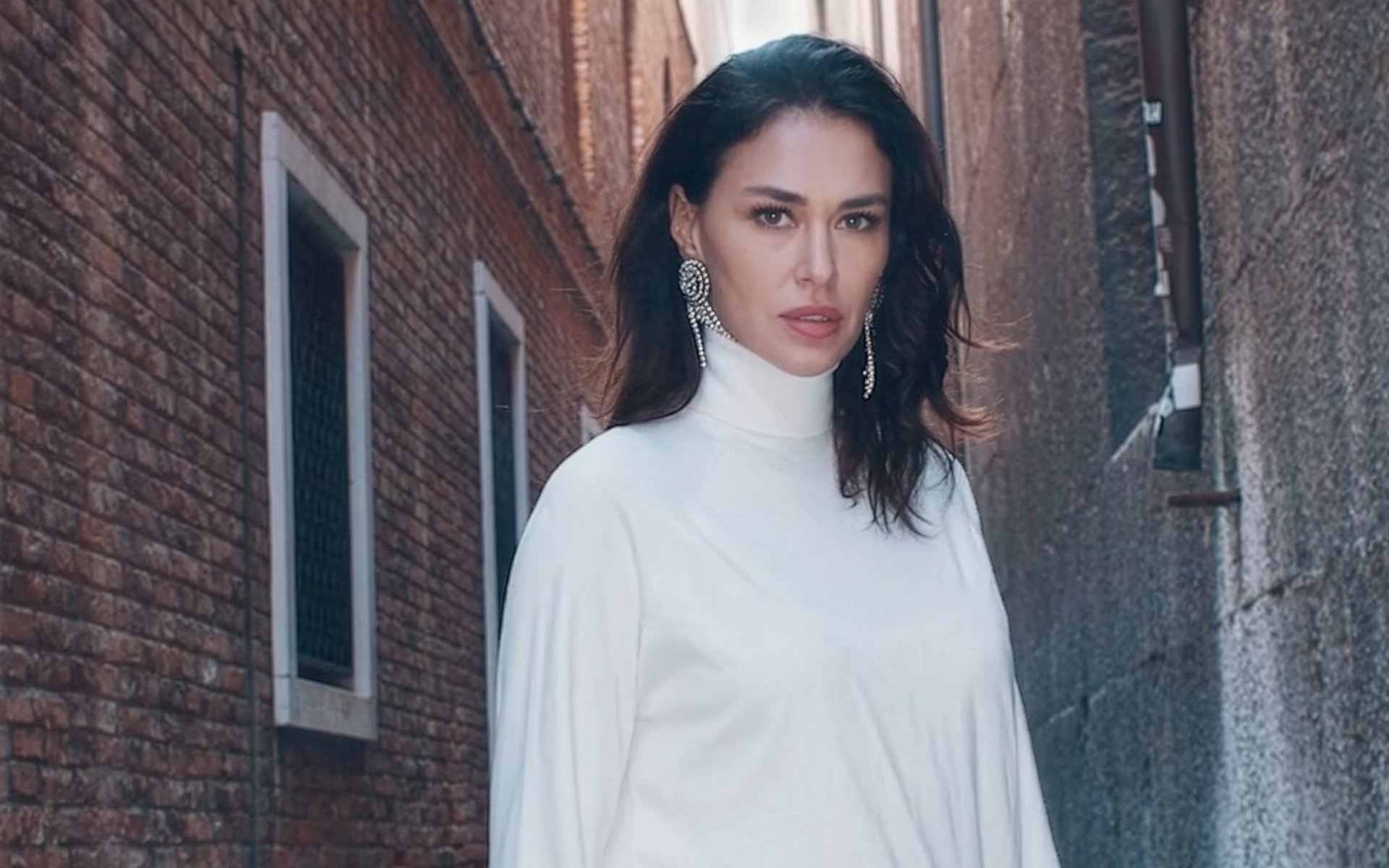 Ayşe Hatun Önal 6 Yıl Sonra Yeni Şarkı Yayınladı